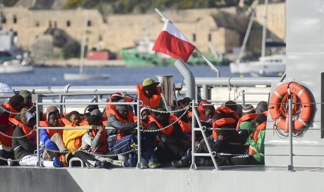 Ocean Viking: Σε έξι χώρες οι 356 μετανάστες που έμειναν μεσοπέλαγα επί δύο εβδομάδες