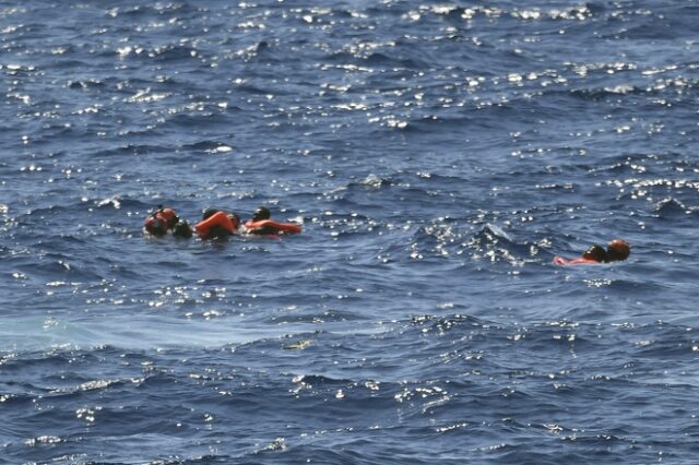 ΜΚΟ OpenArms: Απελπισμένοι πρόσφυγες έπεφταν στη θάλασσα – Η Ισπανία στέλνει πολεμικό πλοίο