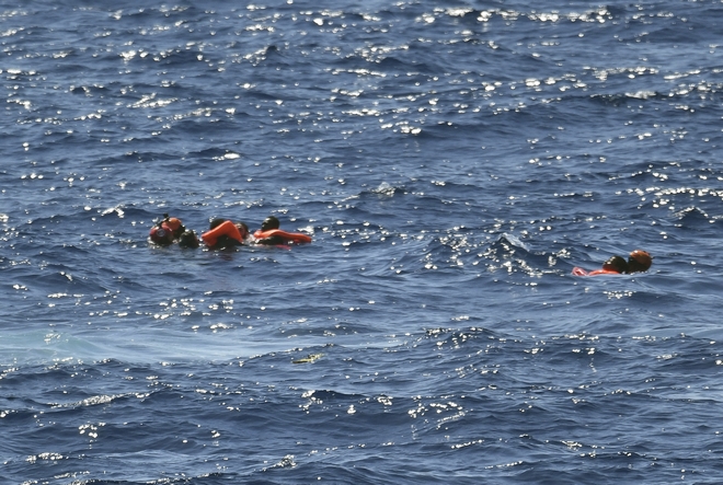 ΜΚΟ OpenArms: Απελπισμένοι πρόσφυγες έπεφταν στη θάλασσα – Η Ισπανία στέλνει πολεμικό πλοίο
