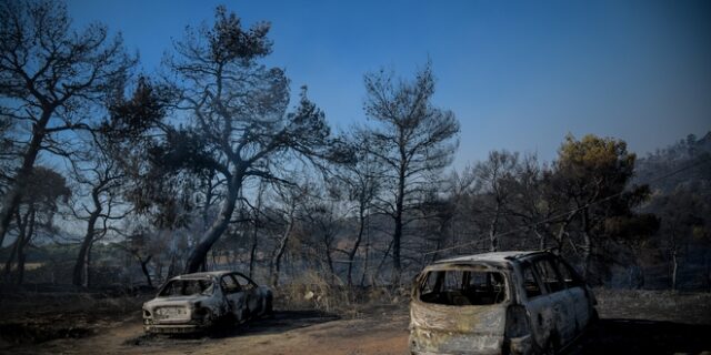 Φωτιά στην Εύβοια: Κάηκαν αυτοκίνητα και αγροικίες, δεν κινδύνευσαν άνθρωποι