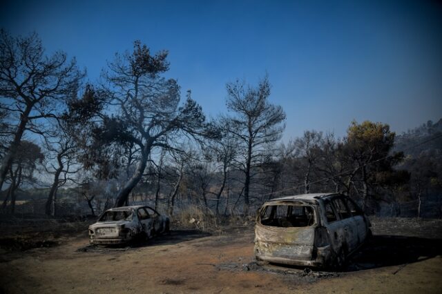 Φωτιά στην Εύβοια: Κάηκαν αυτοκίνητα και αγροικίες, δεν κινδύνευσαν άνθρωποι