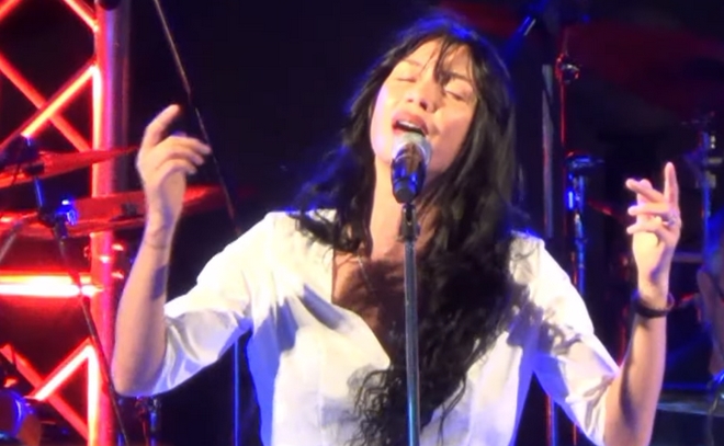Βίντεο: Η Πάολα τραγουδά Μίκη Θεοδωράκη μπροστά σε 6.000 θεατές