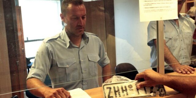 Δεκαπενταύγουστος: Επιστροφή πινακίδων κυκλοφορίας από τον Δήμο Αθηναίων