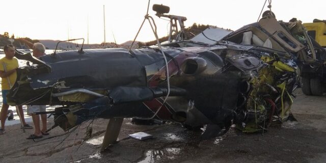 Πόρος: Εικόνες από τη στιγμή της ανέλκυσης του ελικοπτέρου