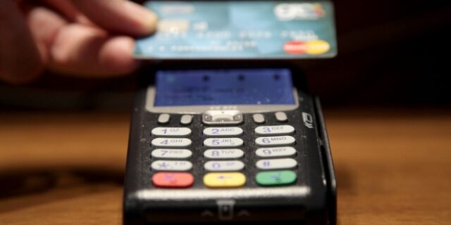 Λιγότερα μετρητά από το 2020