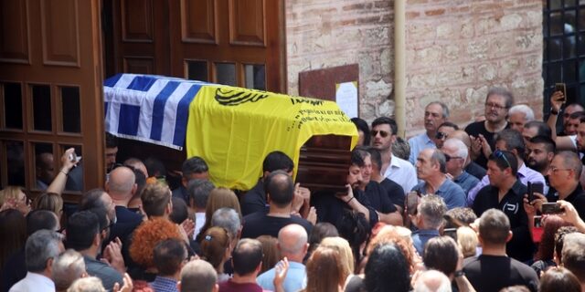 Γιώργος Ποζίδης: Με ποντιακή λύρα και χειροκροτήματα το “ύστατο χαίρε” στον ολυμπιονίκη