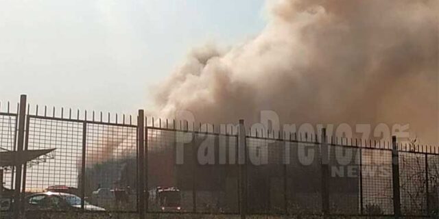 Πρέβεζα: Φωτιά σε αποθήκη ανακυκλώσιμων υλικών – Μαύροι καπνοί πνίγουν την πόλη