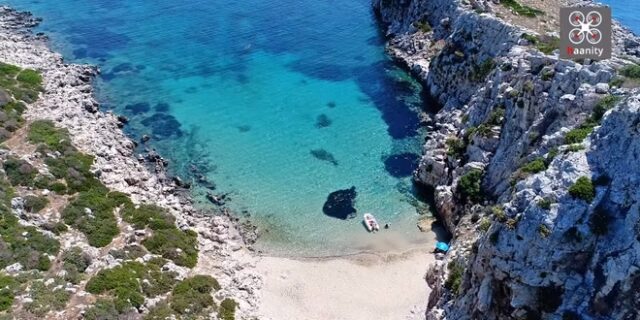 Το ελληνικό νησί σε σχήμα κροκόδειλου με το ναυάγιο και την εξωτική παραλία