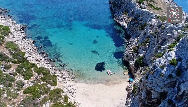 Το ελληνικό νησί σε σχήμα κροκόδειλου με το ναυάγιο και την εξωτική παραλία