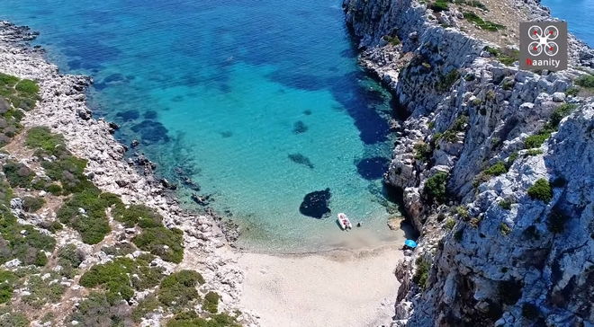 Το ελληνικό νησί σε σχήμα κροκόδειλου με το ναυάγιο και την εξωτική παραλία