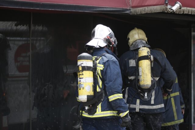 Φωτιά σε κτίριο στην Πλάκα – Απεγκλωβίστηκε μία γυναίκα