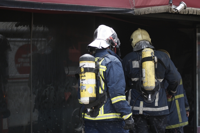 Σε εξέλιξη φωτιά σε ισόγειο κατάστημα στον Νέο Κόσμο