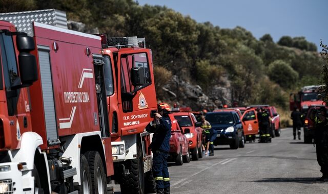 Σε εξέλιξη φωτιά κοντά σε σπίτια στη Σαρωνίδα – Νέα πυρκαγιά στην Ηλεία