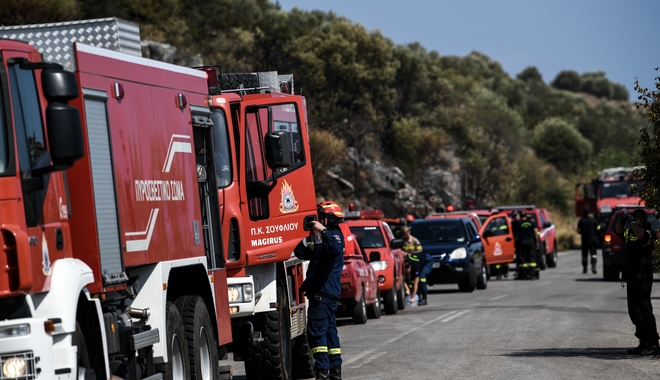 Σε εξέλιξη φωτιά κοντά σε σπίτια στη Σαρωνίδα – Νέα πυρκαγιά στην Ηλεία