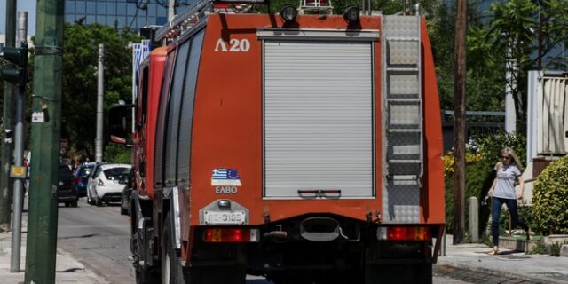 Υπό μερικό έλεγχο η φωτιά στη Μάνδρα