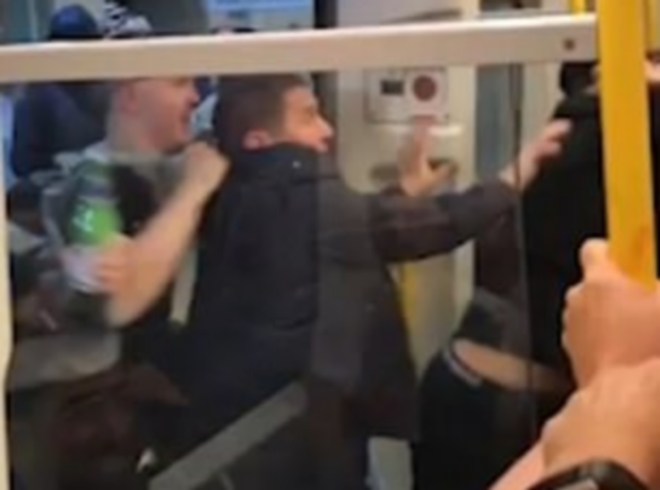 Λίβερπουλ – Μάντσεστερ Σίτι: Άγριο ξύλο οπαδών μέσα στο μετρό