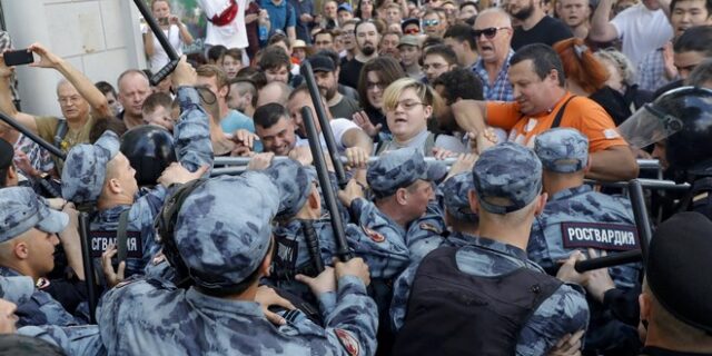 Ρωσία: Γονείς κινδυνεύουν να χάσουν την κηδεμονία του παιδιού τους γιατί το πήραν σε διαδήλωση