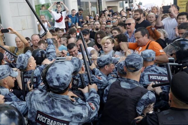 Ρωσία: Γονείς κινδυνεύουν να χάσουν την κηδεμονία του παιδιού τους γιατί το πήραν σε διαδήλωση