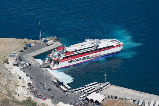 Μηχανική βλάβη στο “Santorini Palace”: Συνεχίζει το δρομολόγιό του με τρεις μηχανές
