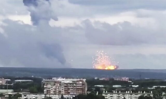 Σιβηρία: Έκρηξη σε αποθήκη πυρομαχικών – Η φωτιά ενδέχεται να επεκταθεί