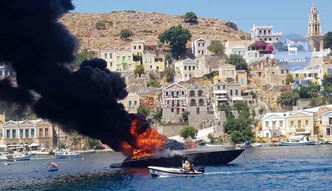 Φωτιά σε θαλαμηγό στη Σύμη