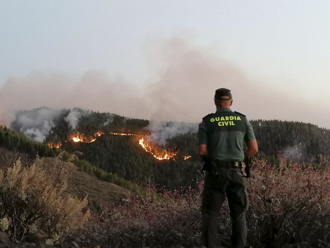 Γκραν Κανάρια: Συνεχίζεται η μάχη με τις φλόγες – 15.000 στρέμματα έγιναν στάχτη