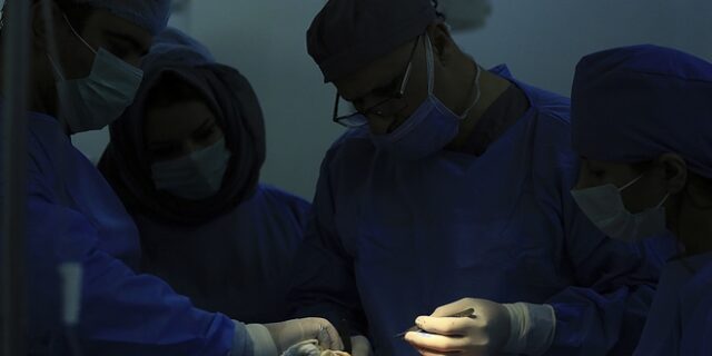 Γαλλία: Θύματα κακοποίησης από παιδόφιλο χειρουργό εκατοντάδες παιδιά