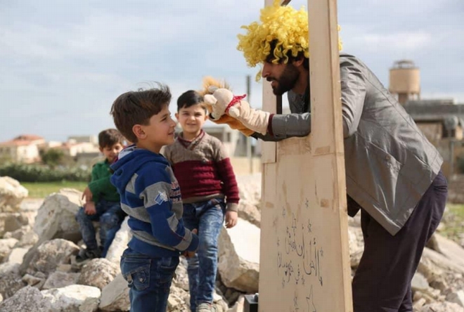 Ο Walid παίζει κουκλοθέατρο σε παιδιά και γύρω σκάνε βόμβες