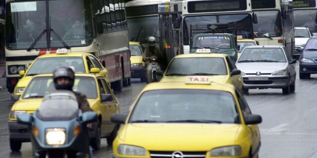 Οδήγηση και κάπνισμα: Έως 3000 ευρώ πρόστιμο και αφαίρεση διπλώματος