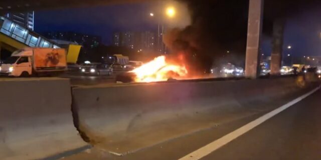 Tesla έπιασε φωτιά και εξερράγη σε αυτοκινητόδρομο – Τρεις τραυματίες