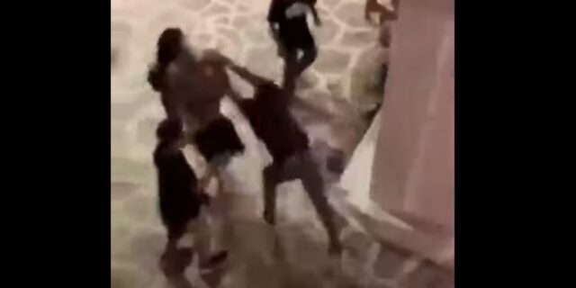 Μάρτυρας βίαιου ξυλοδαρμού ο γιος του Τομ Χανκς στην Αντίπαρο