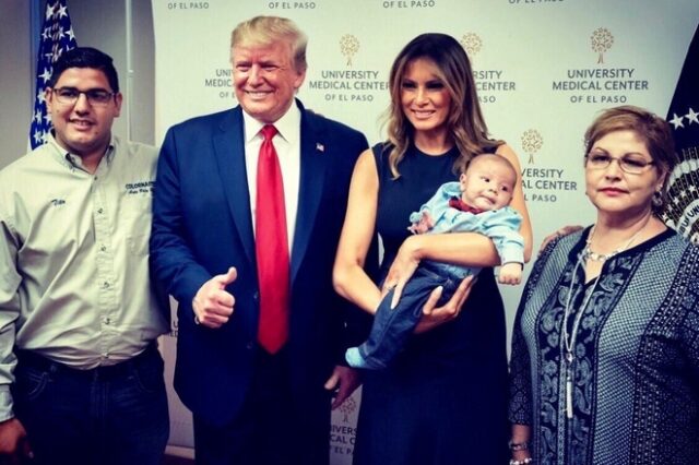 Τραμπ: Ποζάρει με χαμόγελα και “thumbs up” μαζί με ορφανό μωρό του μακελειού