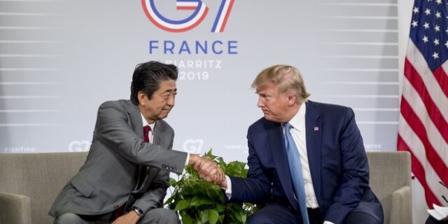 O Τραμπ εκφράζει τον σεβασμό του στον “εξαιρετικό του φίλο” Σίνζο Άμπε