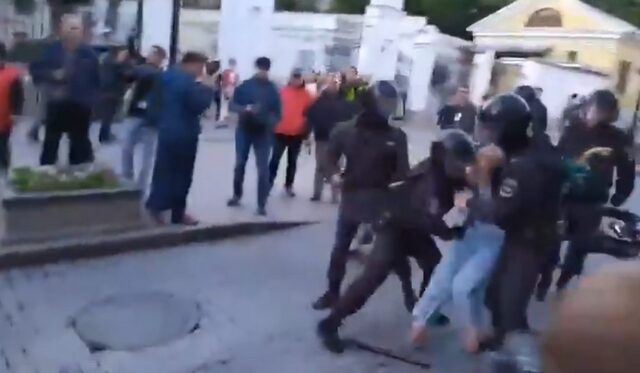 Ρωσία: Οργή με βίντεο όπου αστυνομικός γρονθοκοπεί διαδηλώτρια