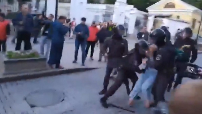 Ρωσία: Οργή με βίντεο όπου αστυνομικός γρονθοκοπεί διαδηλώτρια