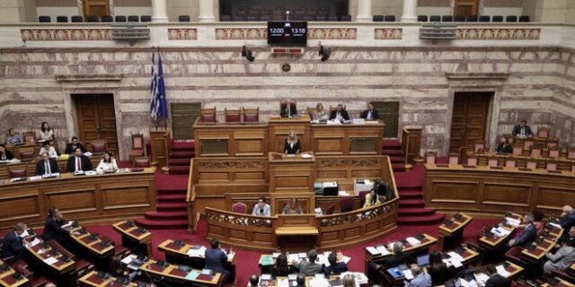 Αντιπαράθεση κυβέρνησης και αντιπολίτευσης για τις πράξεις νομοθετικού περιεχομένου
