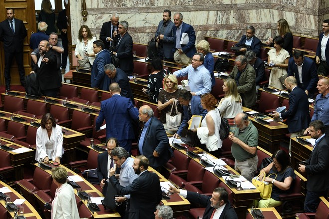 Τροπολογίες τελευταίας στιγμής στα εργασιακά – Αποχώρησαν από τη Βουλή ΣΥΡΙΖΑ, ΚΙΝΑΛ, ΚΚΕ, ΜεΡΑ25