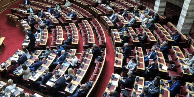 Βουλή: Ένταση και αποχωρήσεις στη συζήτηση του νομοσχεδίου για τα διπλώματα οδήγησης