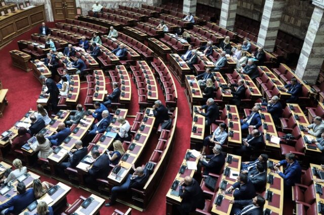Βουλή: Ένταση και αποχωρήσεις στη συζήτηση του νομοσχεδίου για τα διπλώματα οδήγησης