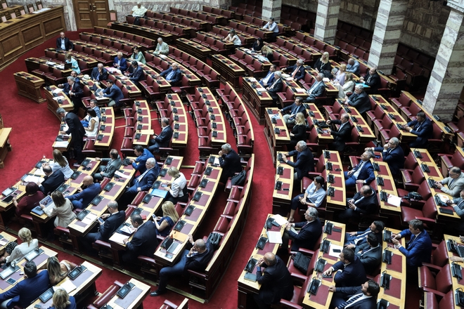 Βουλή: Ένταση και αποχωρήσεις στη συζήτηση του νομοσχεδίου για τα διπλώματα οδήγησης