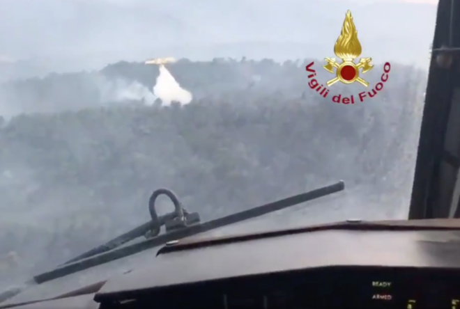 Φωτιά στην Εύβοια: Βίντεο της μάχης με τις φλόγες μέσα από ιταλικό καναντέρ
