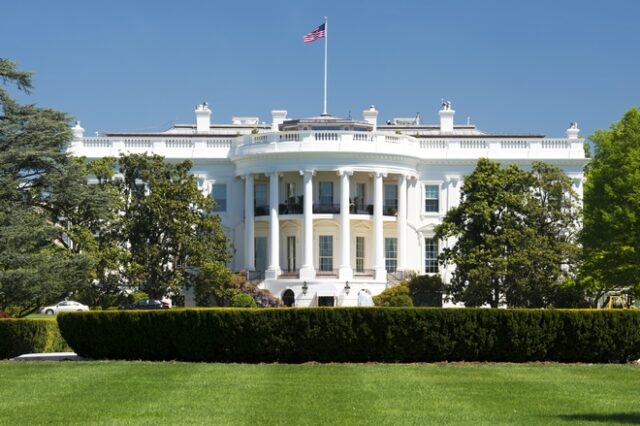ΗΠΑ: Ο Λευκός Οίκος εξετάζει τη μείωση φόρων και δασμών