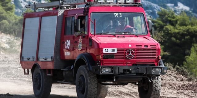 Σε εξέλιξη φωτιά στα Κρητικά Κέρκυρας