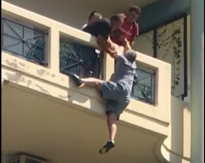 Ξάνθη: Έσπασε 2 πόρτες για να σώσει άνδρα που κρεμόταν από το μπαλκόνι του