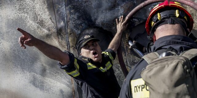 Φωτιά στον Υμηττό: Καρέ – καρέ η μάχη των πυροσβεστών στις κεραίες