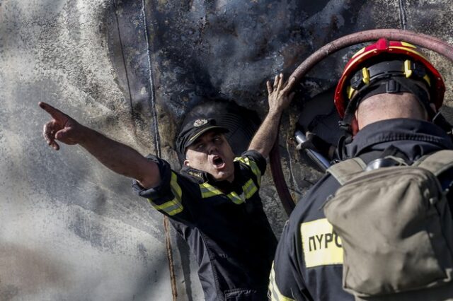 Φωτιά στον Υμηττό: Καρέ – καρέ η μάχη των πυροσβεστών στις κεραίες