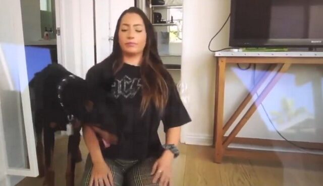 Σάλος με Youtuber: Χτυπάει σε βίντεο τον σκύλο της “για πλάκα”