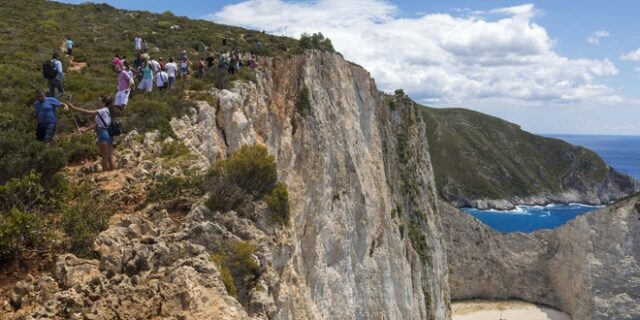 Ζάκυνθος: Εκατοντάδες αμπούλες με αέριο γέλιου σε πλοία με νεαρούς τουρίστες
