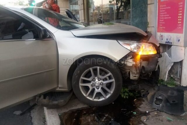 Κρήτη: Όχημα εκτός ελέγχου έπεσε σε τζαμαρίες καταστημάτων