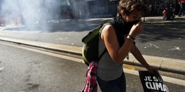 Γαλλία: Επεισόδια στο Παρίσι στην πορεία για το κλίμα, όπου διείσδυσαν διαδηλωτές των Black Blocks